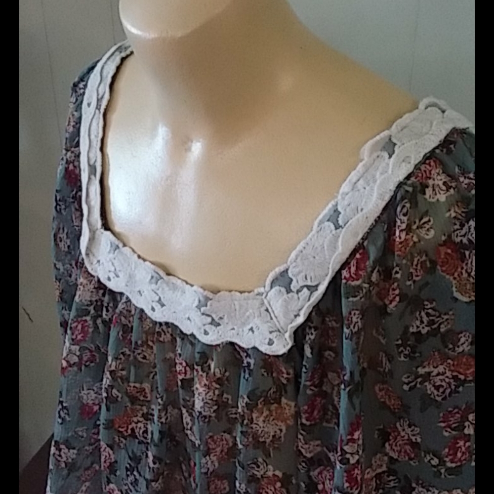 Floral blouse - Picture 2 of 3